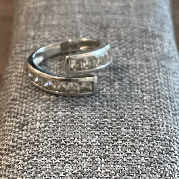 Sterling silver cubic zirconia bypass ring - Picture 1 of 5